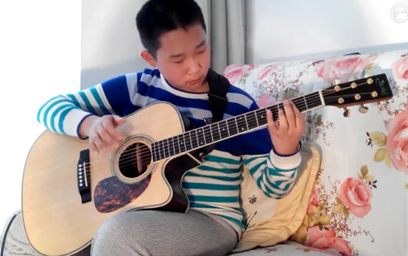 小学生弹吉他意外成“网红”？
